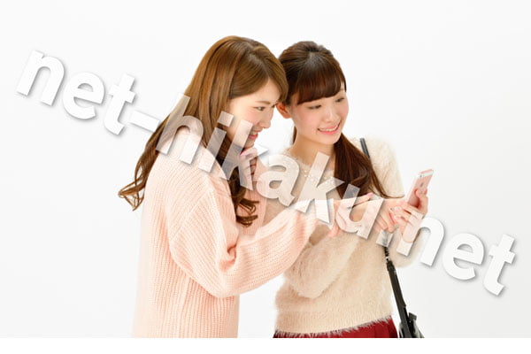 スマホを見る二人の女性